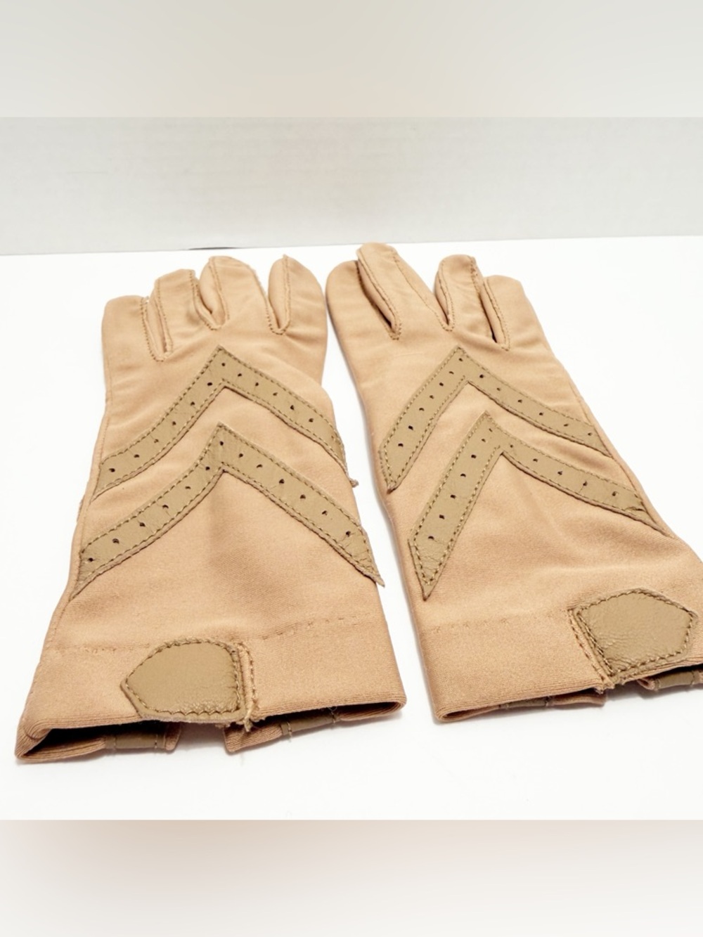 isotoner Lycra Spandex Shortie Tan Driving Gloves with Leather Accents for Grip